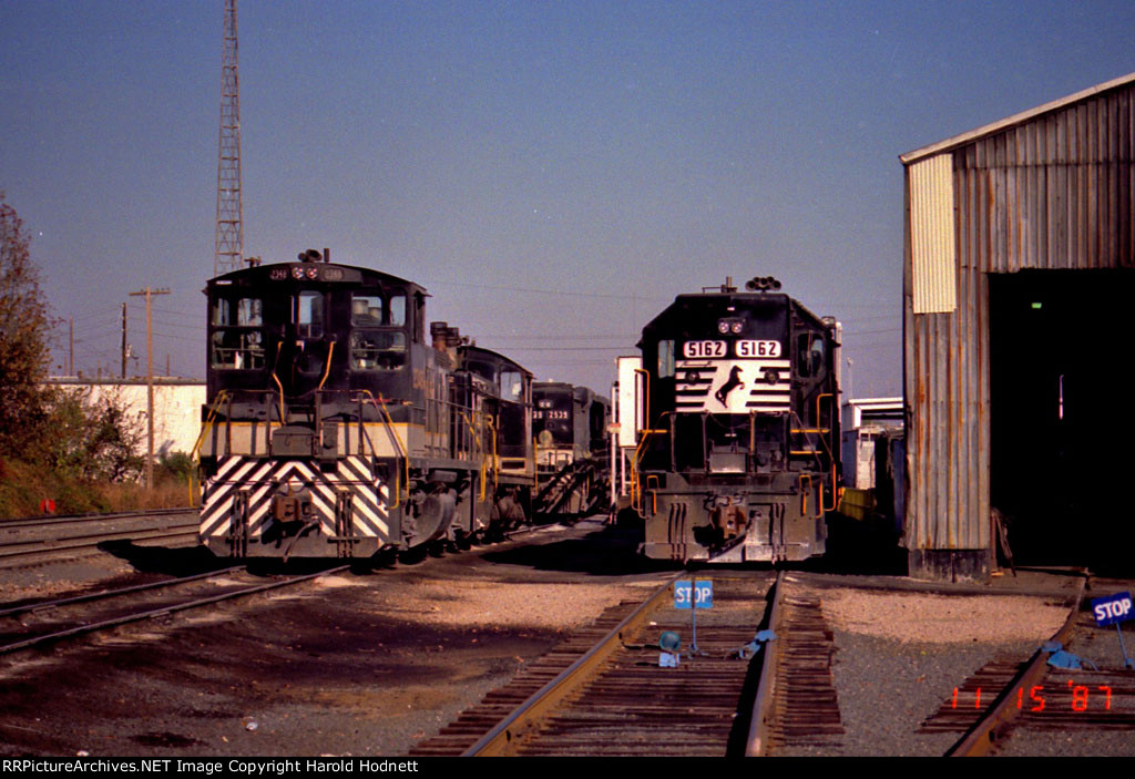 SOU 2346 & NS 5162 sit beside the engine house